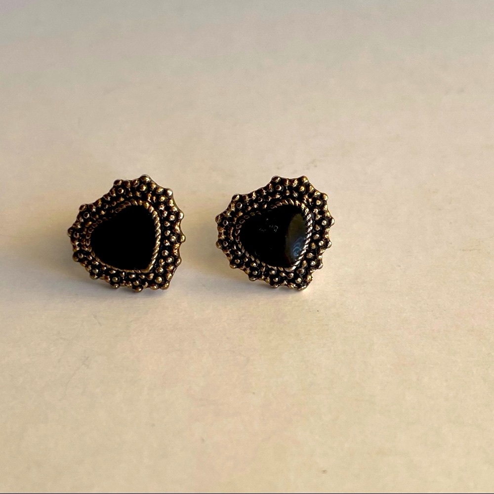 Free w/purchase Lulu’s Black Heart Stud Earrings